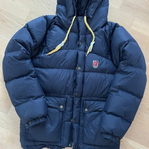 Marinblå Fjällräven i stl XS! Mycket fint skick  - Mycket fin Fjällräven jacka i stl XS i färgen marinblå. Den är i mycket fint skick.   Pris 2500:-   Går att mötas i Uppsala eller så kan jag skicka vi postnord skicka lätt.   Kan skicka flera bilder 