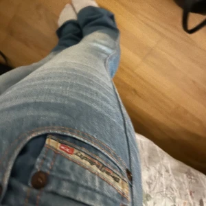 SUPERFINA diesel jeans! - Säljer nu dessa ASSNYGGA diesel jeans som tyvärr var för små för mig som vanligtvis har 26 eller 27 i jeans. De är lite långa för mig som är 155 och är i storlek 26. De är lågmidjade och topp skick! Det är bara att skriva om ni har frågor! 
