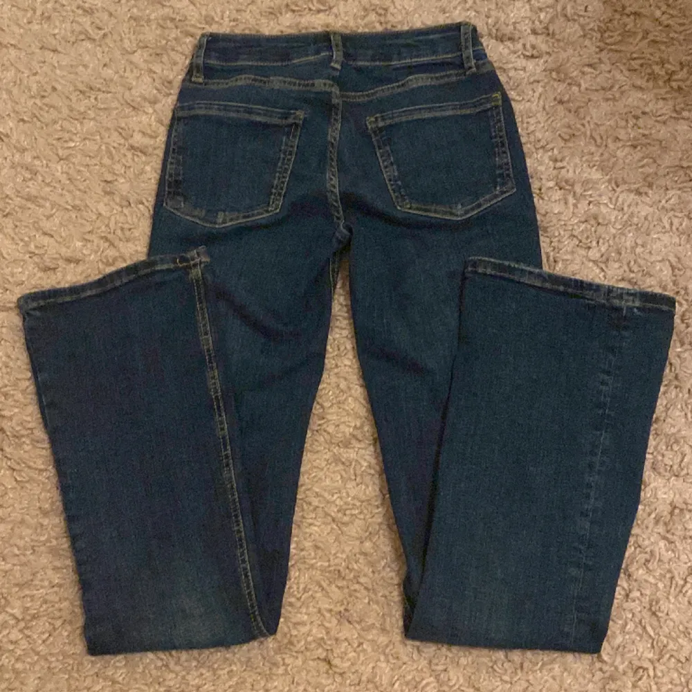Jättefina jeans från zara som är lågmidjade och har endast använt få gånger!. Jeans & Byxor.
