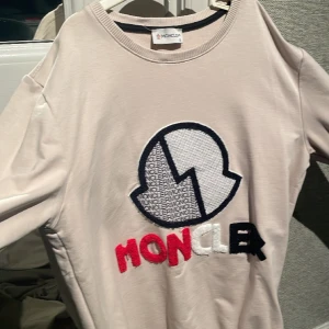 Moncler tröja - En moncler tröja som säljs för billigt eftersom inte kommer till användning längre
