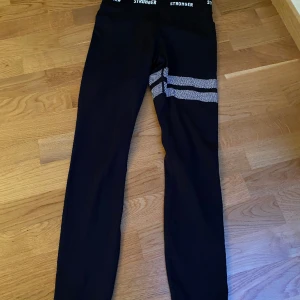 Stronger träningsbyxor small  - Nästan nya stronger träningsbyxor small 