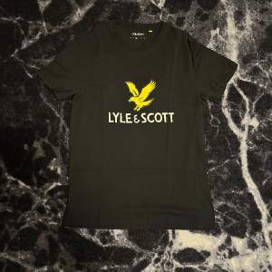 Säljer en OANVÄND Lyle and Scott t-shirt.  Storlek: M , Nypris: 399kr