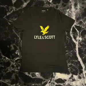 Säljer en OANVÄND Lyle and Scott t-shirt.  Storlek: M , Nypris: 399kr