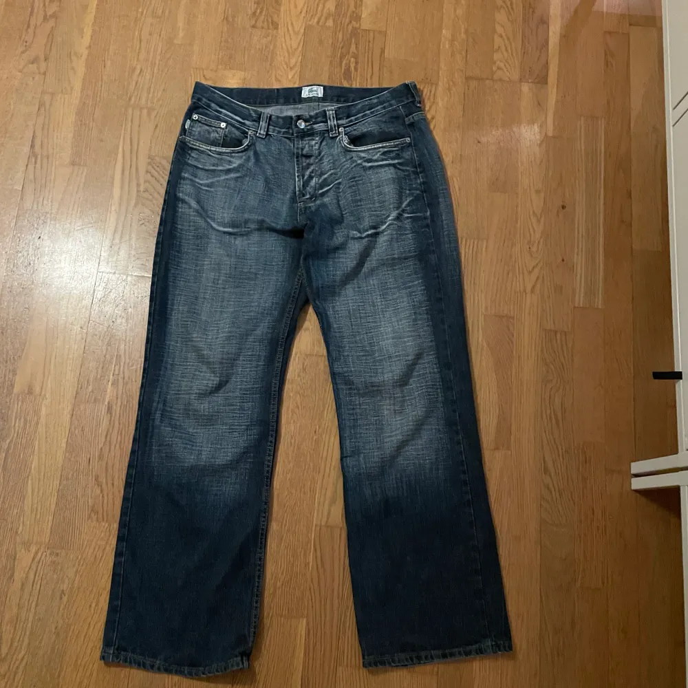 snygga lacoste jeans i väldigt bra skick men används inte längre. Jeans & Byxor.