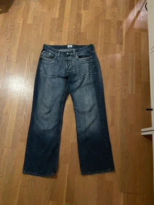 Lacoste jeans - snygga lacoste jeans i väldigt bra skick men används inte längre
