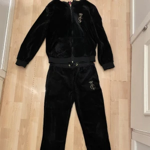 Juicy couture dress - Säljer denna juicy couture dress för 600 kr. Storlek 11-15 men är som en XS.