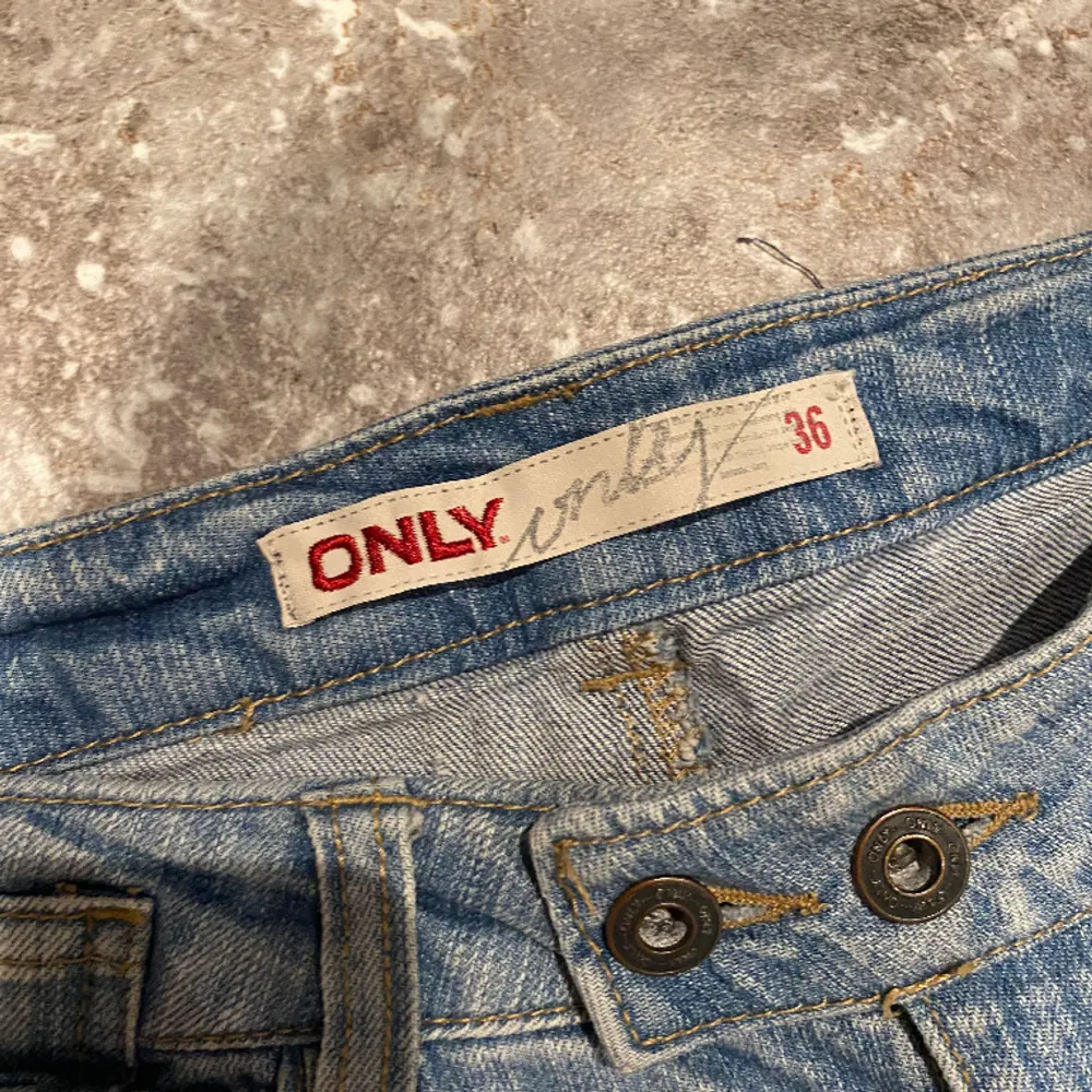 Kortbyxor jeans stl.36 från Only. Säljer pga stor garderobrensning. Kika gärna på mina andra annonser, säljer mycket. Samfraktar gärna:). Jeans & Byxor.