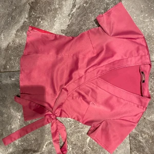 Topp stl.S - Rosa topp stl.S. Säljer pga stor garderobrensning. Kika gärna på mina andra annonser, säljer mycket. Samfraktar gärna:)