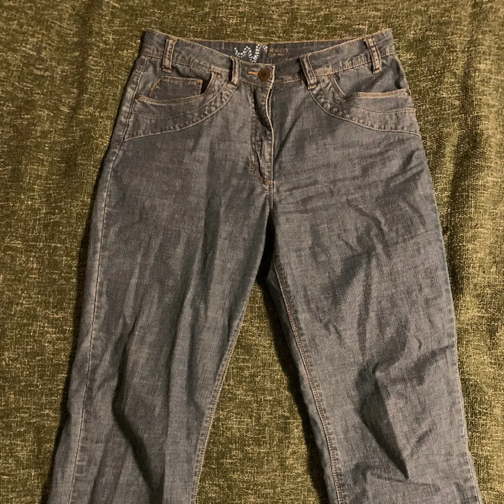 Blåa jeans från bexleys woman👐 några små ”stenar” har lossnat från bakfickorna (bild 2), OBS ljuset gör att de ser mer grå ut än va de är🩵. Jeans & Byxor.