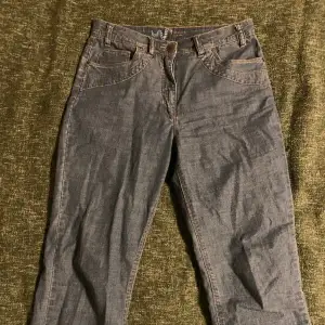 Blåa jeans från bexleys woman👐 några små ”stenar” har lossnat från bakfickorna (bild 2), OBS ljuset gör att de ser mer grå ut än va de är🩵
