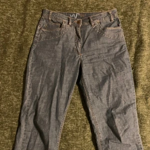 blå jeans - Blåa jeans från bexleys woman👐 några små ”stenar” har lossnat från bakfickorna (bild 2), OBS ljuset gör att de ser mer grå ut än va de är🩵