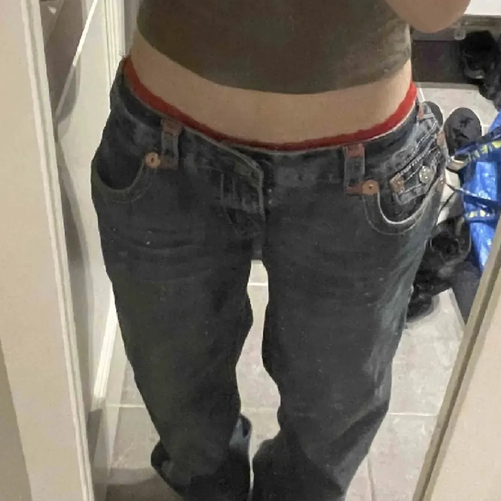 Säljer mina true religion jeans i storlek 36! Omsydda så att dem sitter lägre i midjan (även insydda i midjan men går att sprätta och göra om. Skriv för fler bilder eller frågor!💗💗. Jeans & Byxor.