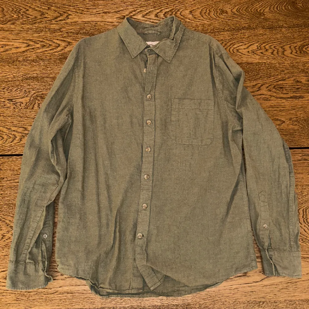 En grön linneskjorta från Dressman, storlek L. Sitter bra om man har storlek M!  . Skjortor.