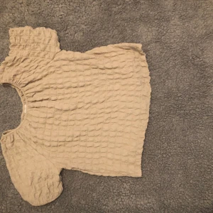 Zara topp - Säljer en skit söt topp från Zaras barnavdelning men säljes då den inte används. Storlek 13-14 år men sitter som en S. Säljes för 90+frakt men pris kan diskuteras. :) 