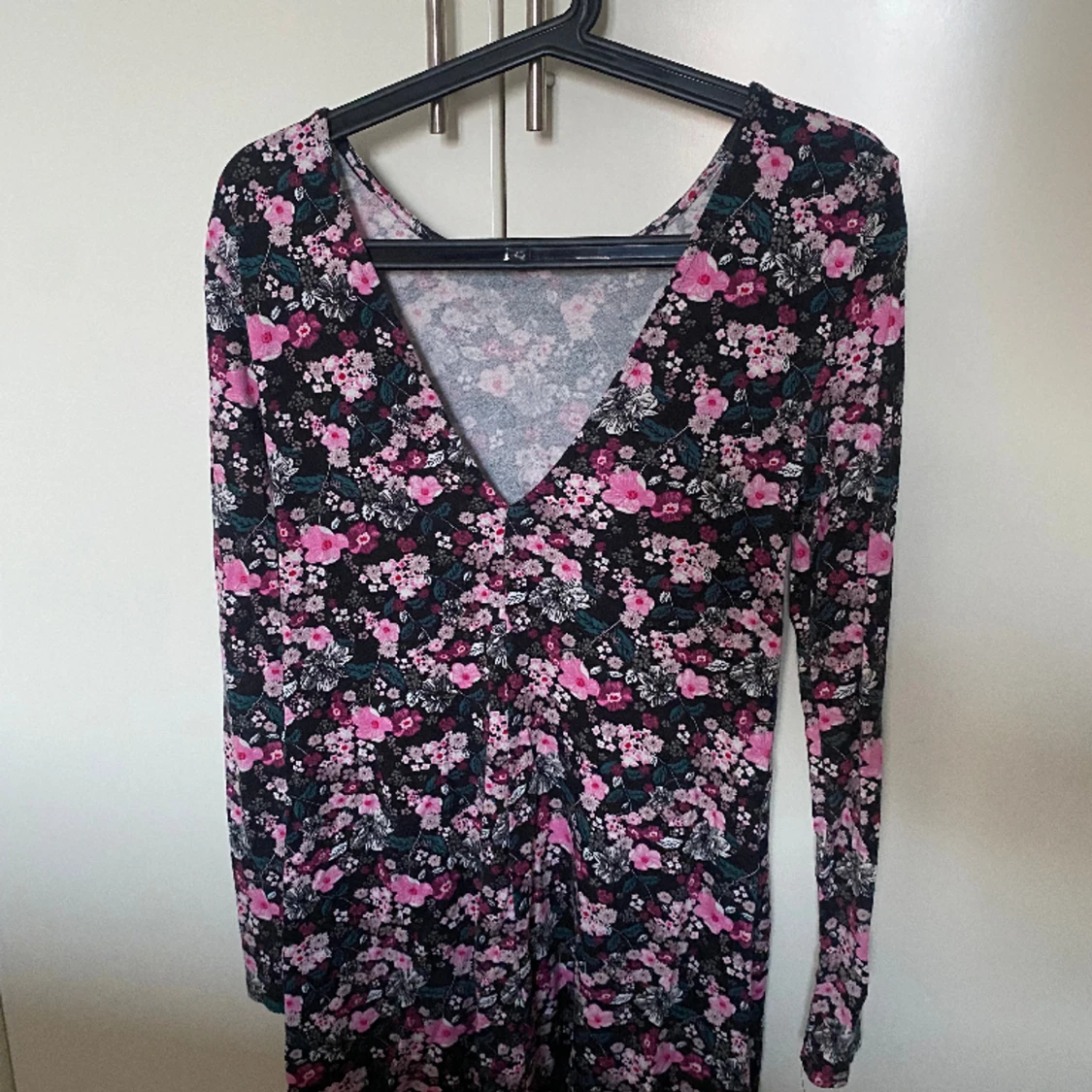 Blommig klänning med v-ringad rygg - 91