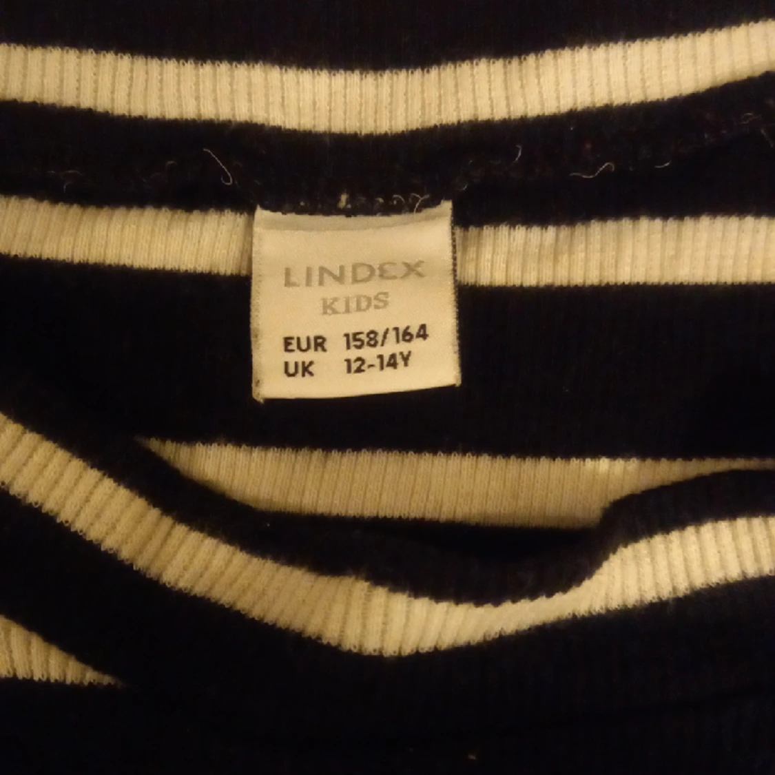 En randig svart topp/linne - 91