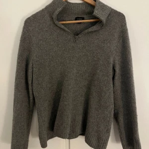 Grå halv zip  - Säljer denna halv zip från j crew nypris 1400 mitt pris är 200 priset kan alltid diskuteras. Inges skador på tröjan. 