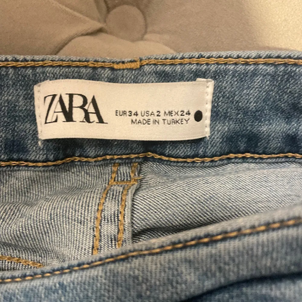 Populära Bootcut zara jeans som är slutsålda. Low waist. Storlek 34. Inget slitage. Jeans & Byxor.