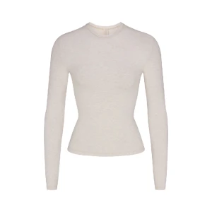 Skims Cotton Jersey Long Sleeve Heather Oatmeal - Skims tröja i XS, i okej skick*. Säljer då den inte passar mig. Har två av denna om det är av intresse att köpa båda!  *något smånopprig på nära håll, dock inte riktigt något som märks av när man har på den.