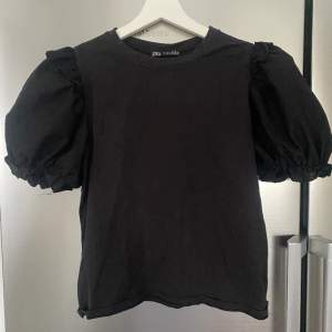 En väldigt festlig topp från zara. Vart en favorit i min garderob länge men har tyvärr blivit för stor. Använd mycket men fortfarande otroligt bra skick💋Köpt för 175 kr men säljer för 115 kr!