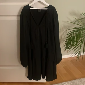 Gina klänning - Säljer denna fina klänningen från Gina som aldrig har kommit till användning det är storlek xxs men skulle säga den passar s/m med