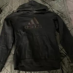 En skön svart adidas hoodie 