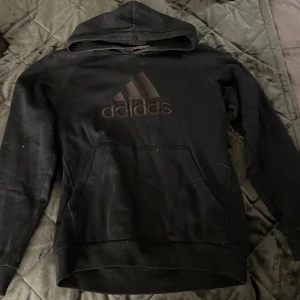 Svart aridas hoodie  - En skön svart adidas hoodie 