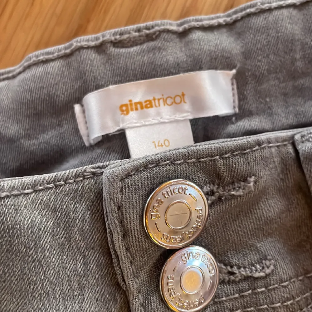 Low waisted jeans Gina tricot! En liten reva på ena byxbenet (se bild) säljer för att dem är för små.. Jeans & Byxor.