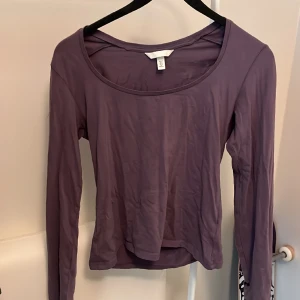 Lila långärmad tröja  - Jätte fin långärmad lila tröja som är lite of shoulder nästan. Köpt på H&m bra skick.