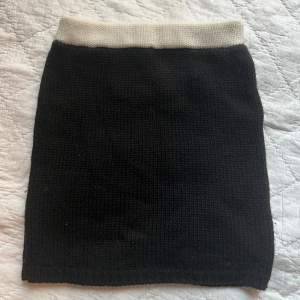 Svart stickad kjol från NA-KD i strl XXS 💟 Endast använd en gång. Köparen står för frakt. 