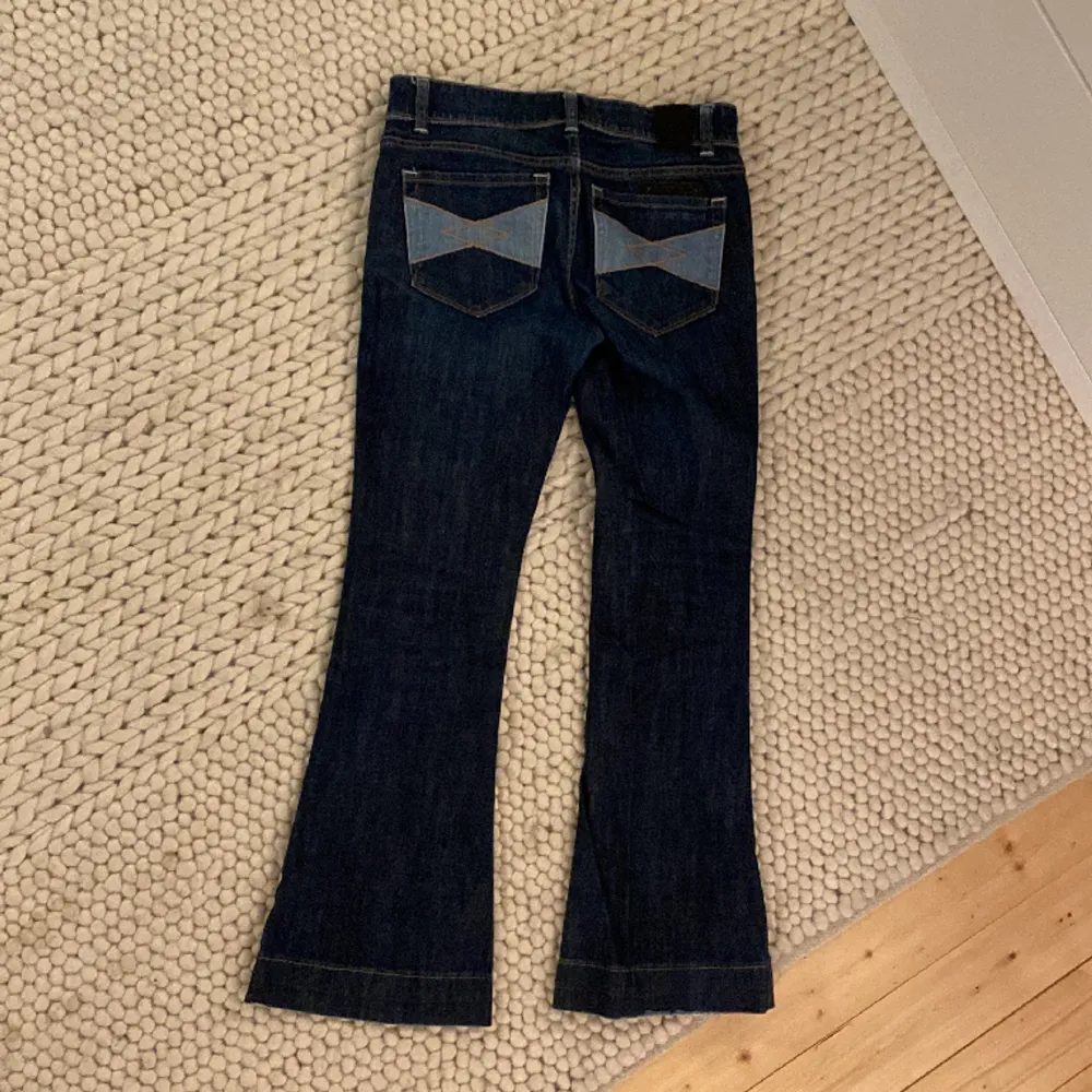Låga utsvävngda jeans men coola bakfickor💕 Strl: W25 L32 Väldigt bra skick. Jeans & Byxor.