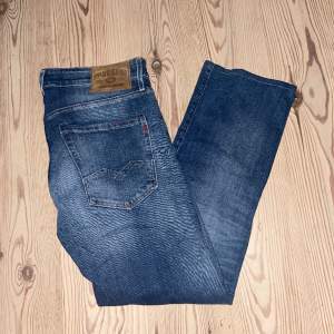 Säljer dessa tvär snygga replays jeans i bra skick och utmärkt kvalitet. Dom är i storlek 33w-34L och model watiom. Om du har några frågor eller funderingar tveka inte på att fråga!! Allt postats inom 24 timmar!🙂