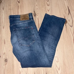 Replay jeans - Säljer dessa tvär snygga replays jeans i bra skick och utmärkt kvalitet. Dom är i storlek 33w-34L och model watiom. Om du har några frågor eller funderingar tveka inte på att fråga!! Allt postats inom 24 timmar!🙂