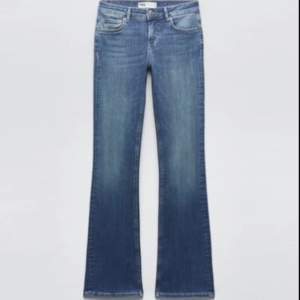 Säljer mina super fina Bootcut jeans från Zara. Jeansen är i strl 34 och är lågmidjade. Säljer då de inte längre kommer till användning💓💓