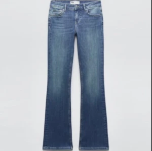 Bootcut jeans  - Säljer mina super fina Bootcut jeans från Zara. Jeansen är i strl 34 och är lågmidjade. Säljer då de inte längre kommer till användning💓💓