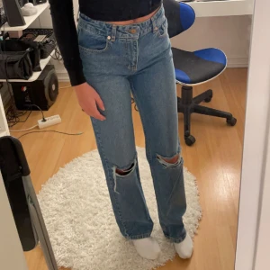 Blåa raka jeans - Blåa raka jeans med hål på knäna. Använda nån gång. Mycket bra skick🤍