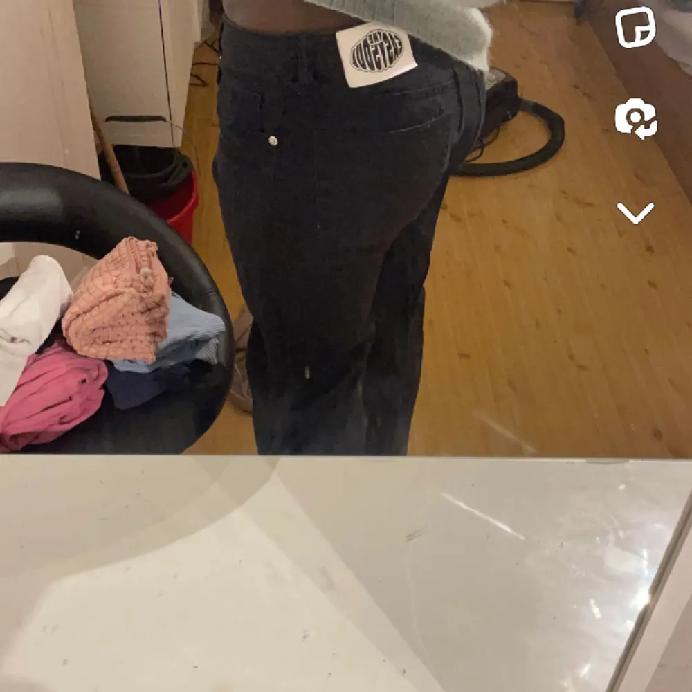 Ett par svarta lågmidjande jeans,med bra skick från h&m. Jeans & Byxor.