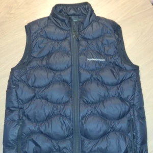 Väst peak performance - Storlek 170.  Nyskick!