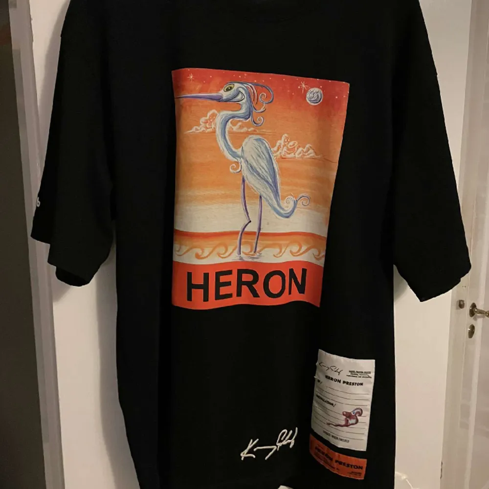 HERON PRESTON T-SHIRT | STORLEK-M | 1300 :- INK FRAKT | NYPRIS 2400 :- | KÖPT PÅ FARFETCH. T-shirts.