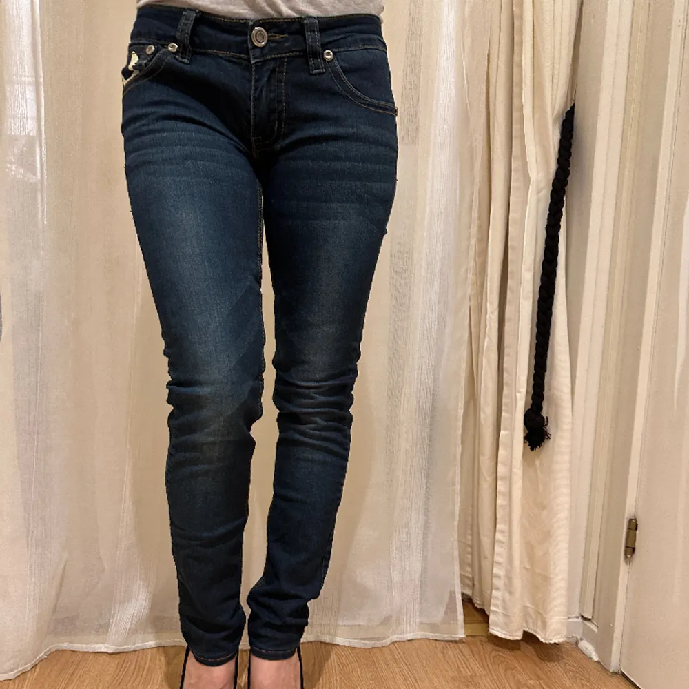 äkta true religion jeans i bra skick. Storlek 28. För jämförelse är modellen på bilden ca 165 cm. Jeans & Byxor.