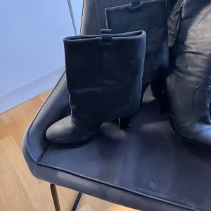Stövlar - Svart stövel med 9cm stilettklack  Svart stövel med 10cm klack 400st 
