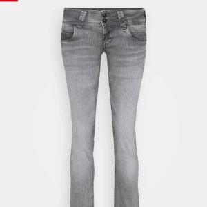 lågmidjade jeans  - Jätte snygga lågmidjade jeans från pepe, i en straight modell, modell venus💕 Söljer pga att de är för stora för mig. Pris kan diskuteras 