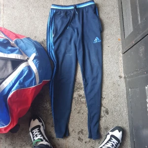 Adidas vct byxor - Small. Är i bra skick
