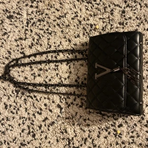 Väska - En fin svart väska. Den är i bra skick och den har inte använts. Priset går att diskutera.