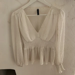 Vit blus  - Säljer nu min vita blus från new yorker då den inte kommer till nån användning längre💘kontakta mig innan du trycker på köp nu❗️❗️