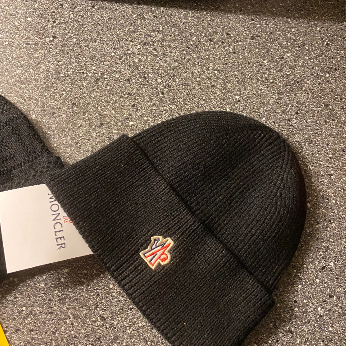 Moncler mössor  - 90