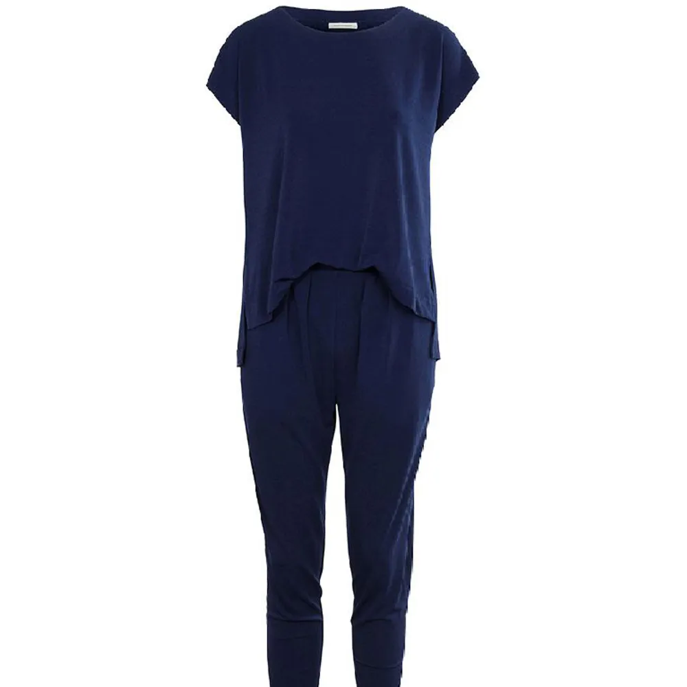 Marinblå jumpsuit i mjukt stretchigt tyg från by Malene Birger, storlek XS. Fickor i fram. Väldigt bra skick. Nypris 2300kr.. Toppar.
