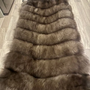 Jacka  - Rock n blue jacka med päls, delvis använd  Rock n blue jacka, nästan oanvänd  Pälsväst, oanvänd (mink)