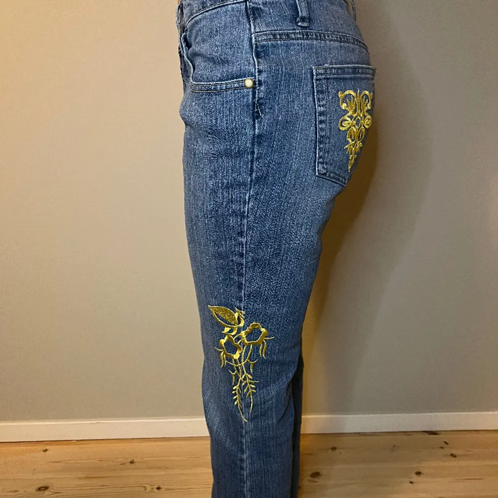 Lågmidjade jeans med broderier på bakfickorna och sidan av benet 🌸  Midjemått - 39cm  Innerbenslängd - 73cm Ytterbenslängd - 99cm. Jeans & Byxor.