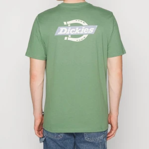 Säljer denna t-shirt då den ej kommer till användning, endast använd en gång och är så gott som ny! Pris kan diskuteras!💗 - Kontakta vid frågor eller fler bilder!💗